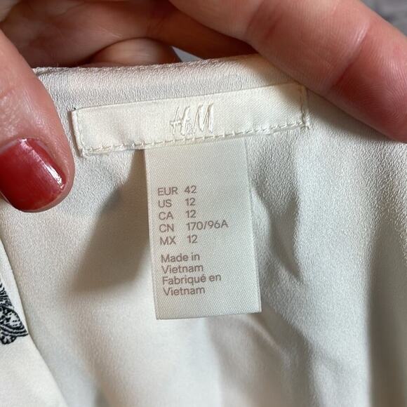 🤩3 for $30 Bundle Deal🤩
H&M feather shift dress - Picture 5 of 7